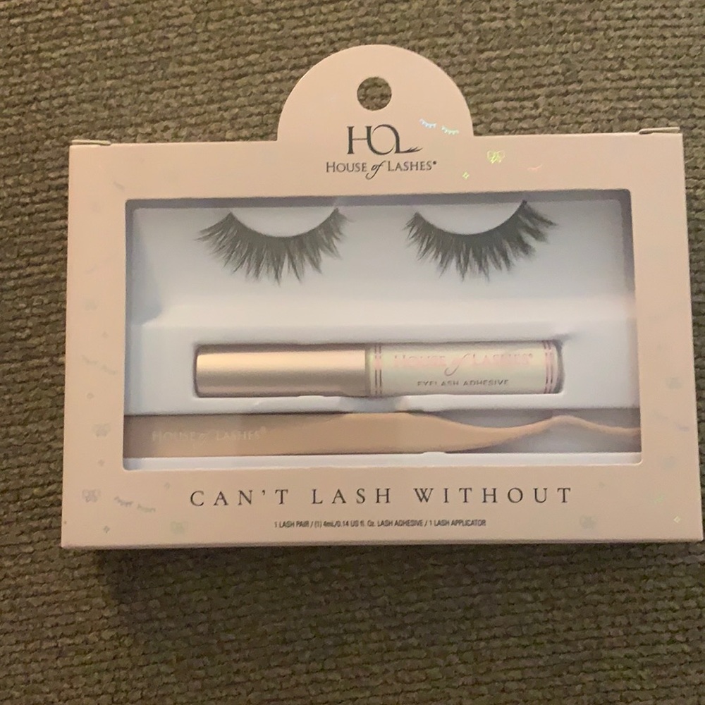 False Lashes with glue and applicator